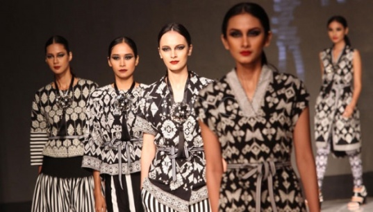 Ari Seputra mengolah tenun Lombok menjadi pakaian siap pakai yang sepintas tidak terlihat seperti tenun. Kata Ari, butuh waktu untuk membujuk perajin membuat tenun mereka menjadi hitam-putih saja.